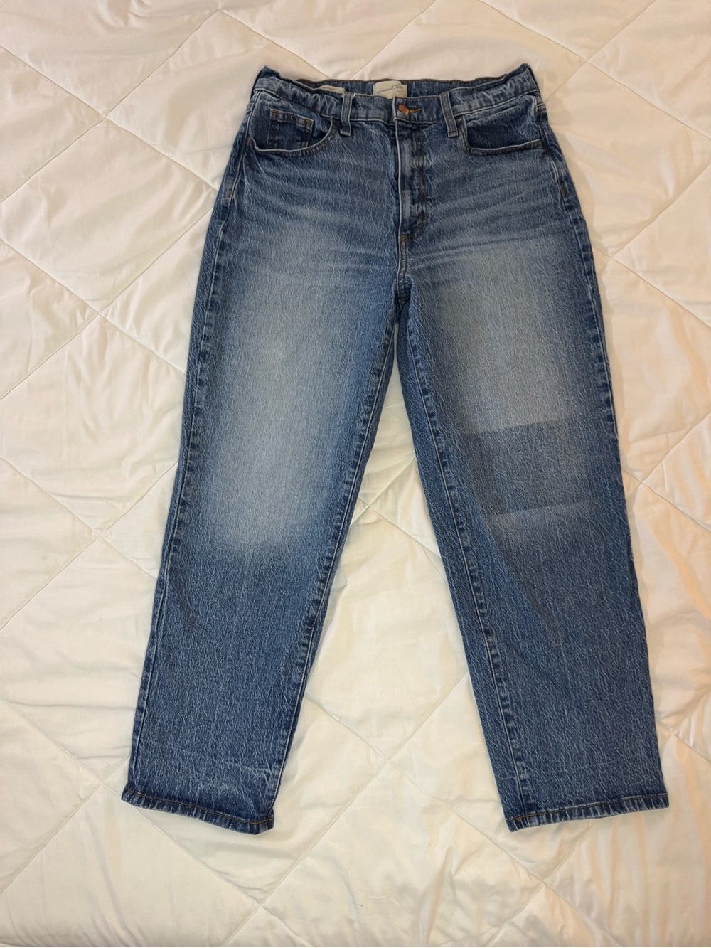 Universal Thread Women's Vintage Straight Jeans in Faded Blue Wash